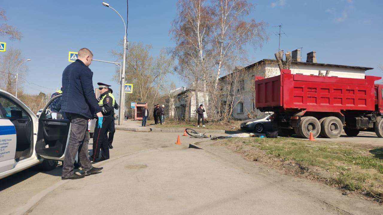 Фото В Новосибирске грузовик насмерть сбил 51-летнего велосипедиста 2